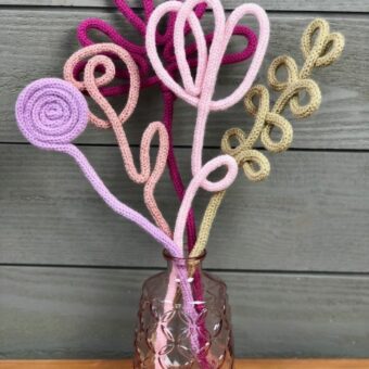 Bouquet de fleurs en tricotin (avec vase rose)