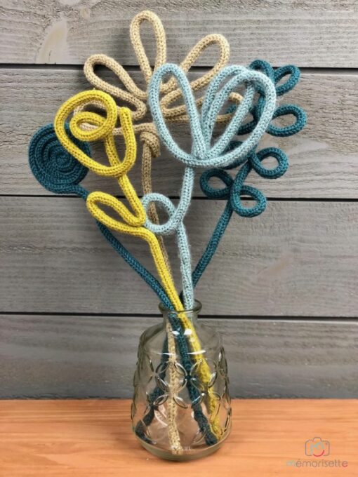 Bouquet de fleurs en tricotin (avec vase vert)