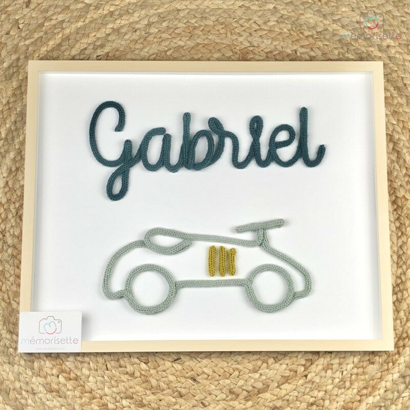 Cadre en bois avec prénom Gabriel en tricotin