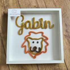 Cadre vitrine avec prénom GABIN et motif LION en tricotin