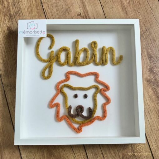 Cadre vitrine avec prénom GABIN et motif LION en tricotin