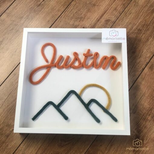 Cadre vitrine avec prénom JUSTIN et motif MONTAGNE en tricotin