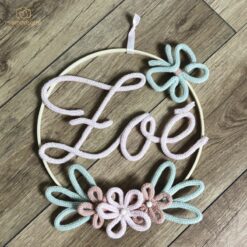 Couronne de fleurs en tricotin + papillon + prénom