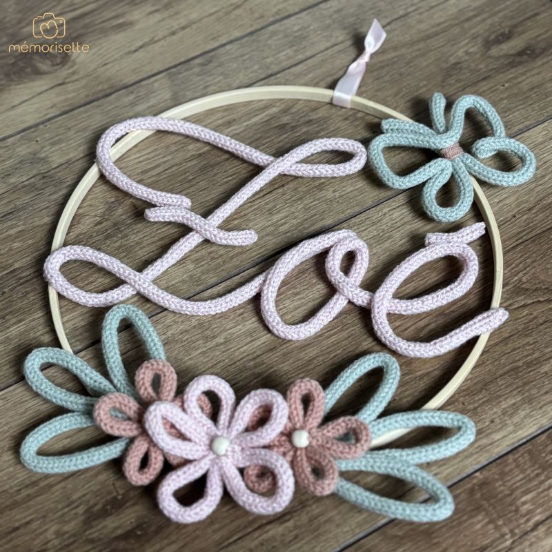 Couronne de fleurs en tricotin + papillon + prénom – Image 2