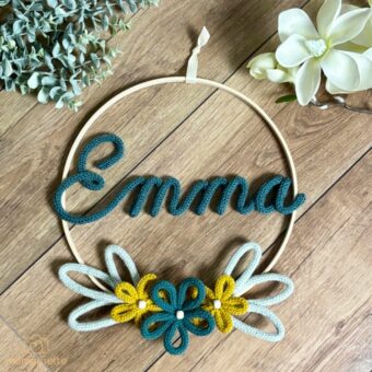 Couronne de fleurs en tricotin + prénom
