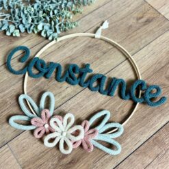 Alternative view of Couronne de fleurs en tricotin + prénom