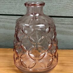 Vase teinté rose pour fleurs en tricotin