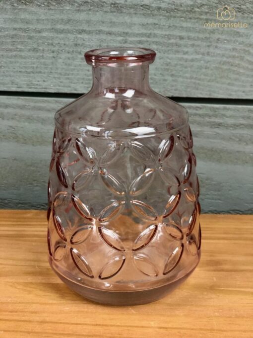 Vase teinté rose pour fleurs en tricotin